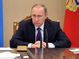 Путин говорит по телефону